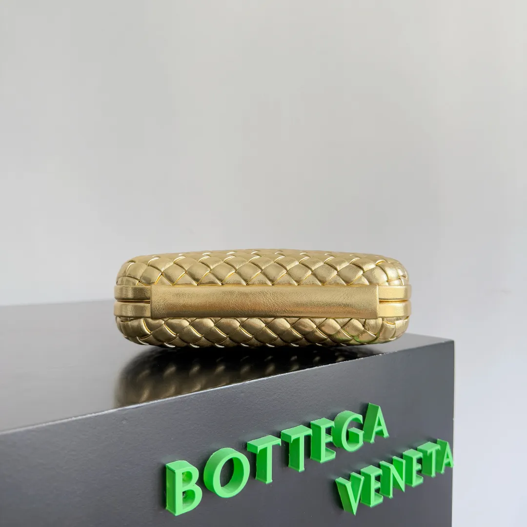 Batch 2100 BOTTEGA VENETA Women's Knot Evening Bag. An evening bag as beautiful as a jewelry box. Sharp-eyed friends must have discovered that the leather this time has a metallic luster. The whole bag looks very high-end. Even in a low-light environment, it is difficult to hide the excellent gloss of this bag. The three-dimensional flower made of brass will not oxidize. It is a heavy workmanship visible to the naked eye. Style number: 826183 (717622) Color: gold Size: 19*11.5*5cm